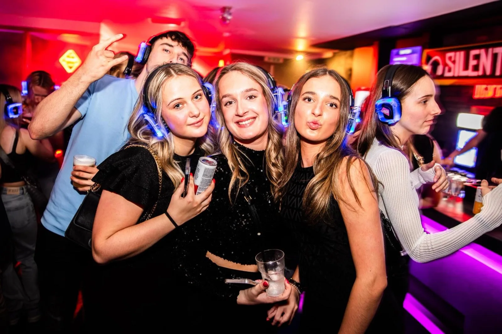 Bezoekers met oplichtende koptelefoons bij de silent disco